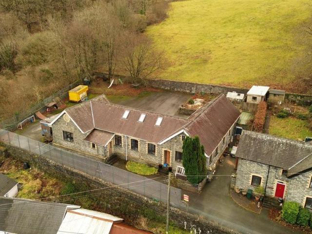 6 bedroom detached house for sale