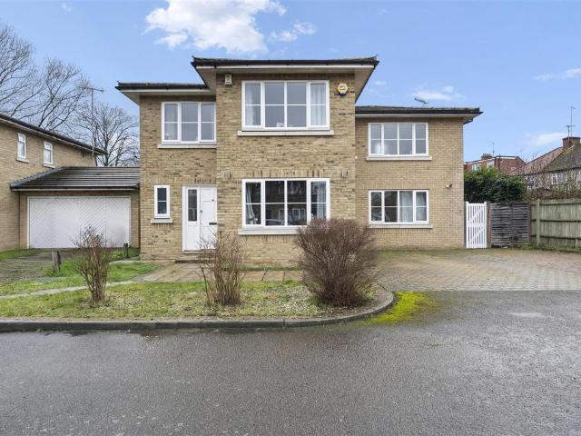 6 bedroom detached house for sale