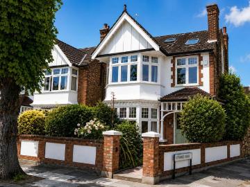 6 bedroom detached house for sale