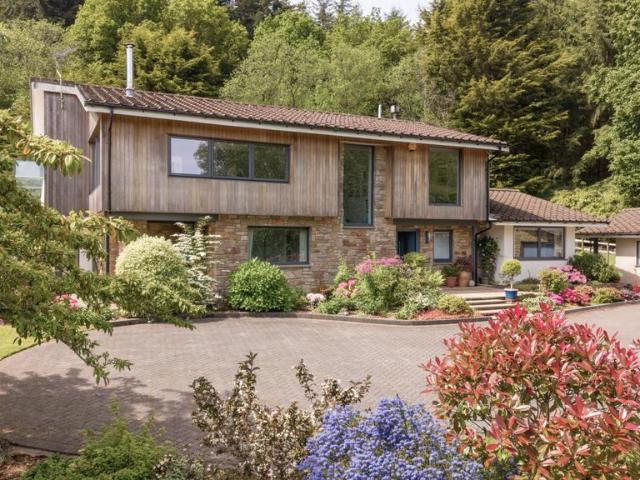 6 bedroom detached house for sale