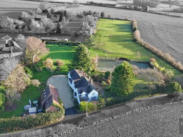 6 bedroom detached house for sale