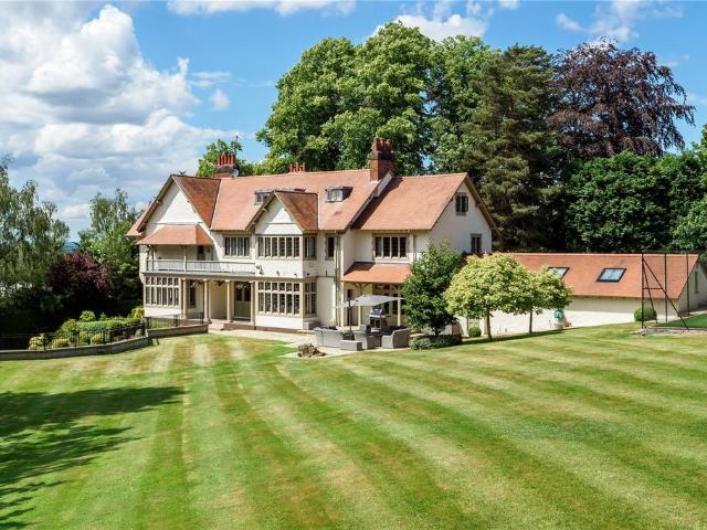 6 bedroom detached house for sale