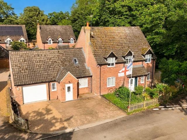6 bedroom detached house for sale