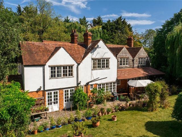 6 bedroom detached house for sale