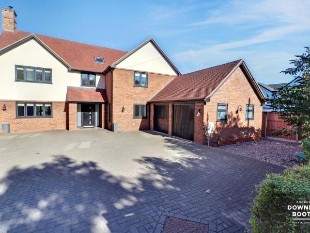 6 bedroom detached house for sale