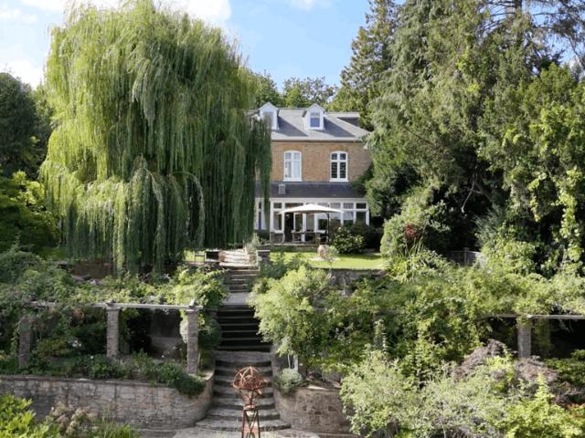 6 bedroom detached house for sale