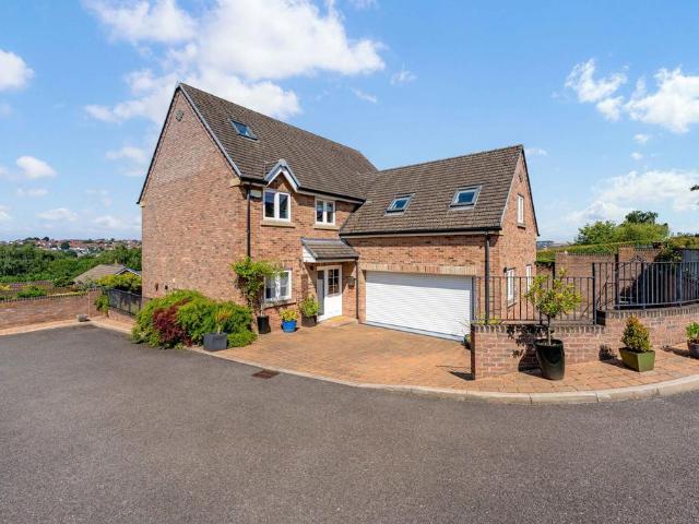 6 bedroom detached house for sale