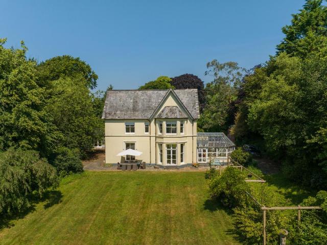 6 bedroom detached house for sale