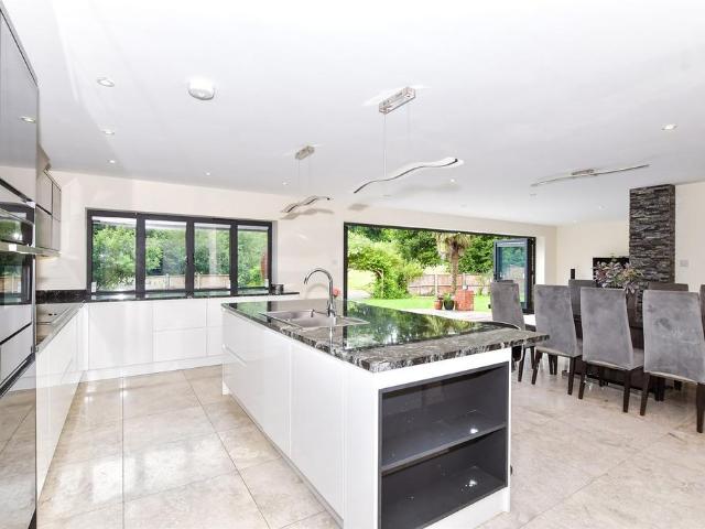 6 bedroom detached house for sale