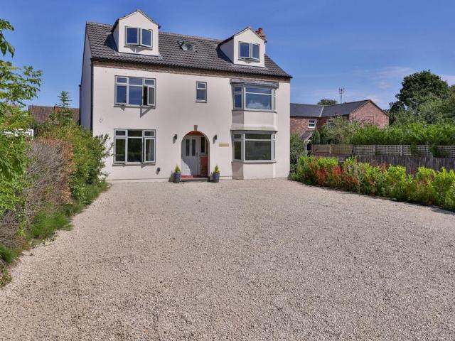 6 bedroom detached house for sale