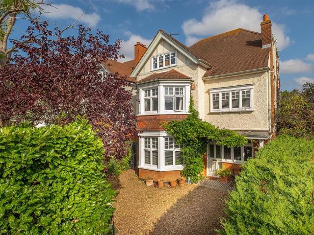 6 bedroom detached house for sale