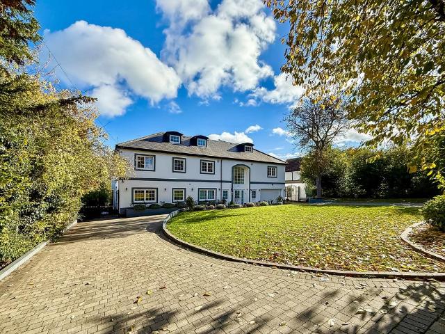 6 bedroom detached house for sale