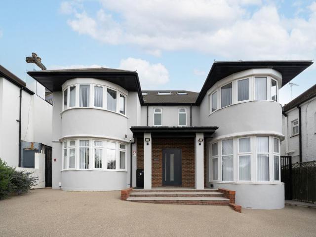 6 bedroom detached house for sale