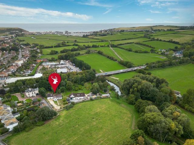 6 bedroom detached house for sale