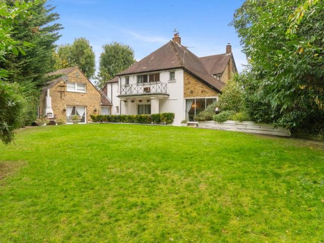 6 bedroom detached house for sale