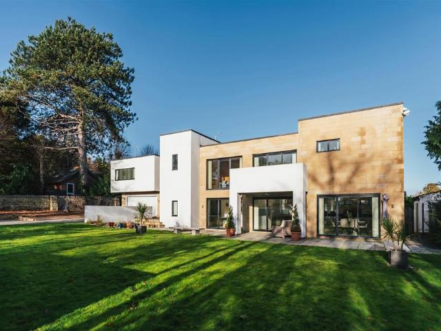 6 bedroom detached house for sale