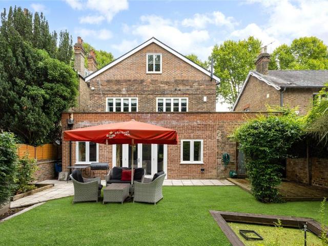 6 bedroom detached house for sale