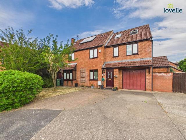 6 bedroom detached house for sale