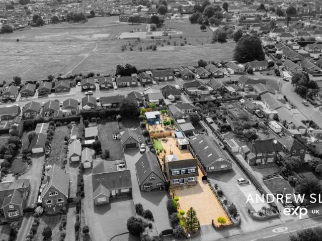 6 bedroom detached house for sale