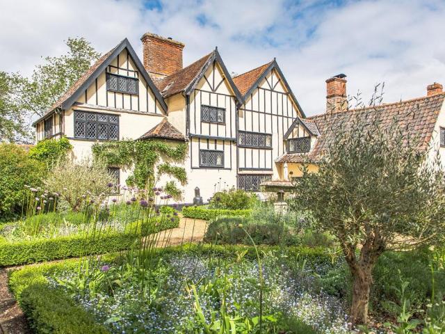 6 bedroom detached house for sale