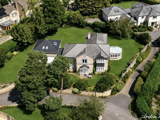 6 bedroom detached house for sale