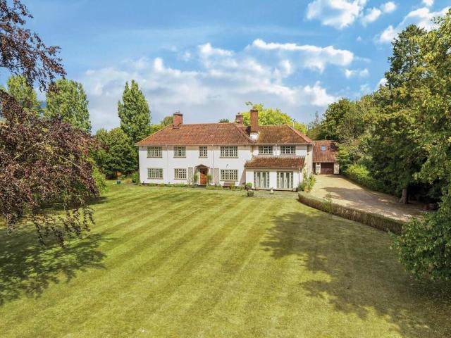 6 bedroom detached house for sale