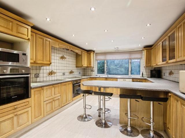 6 bedroom detached house for sale
