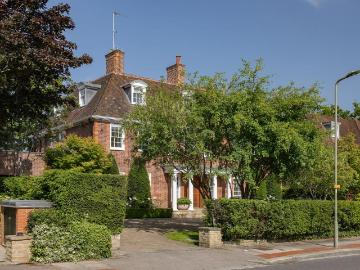 6 bedroom detached house for sale