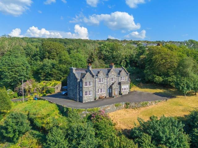 6 bedroom detached house for sale
