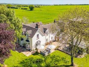 6 bedroom detached house for sale