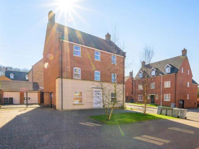 6 bedroom detached house for sale