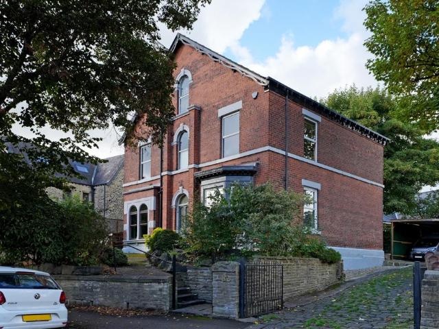 6 bedroom detached house for sale