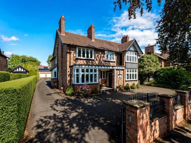 6 bedroom detached house for sale