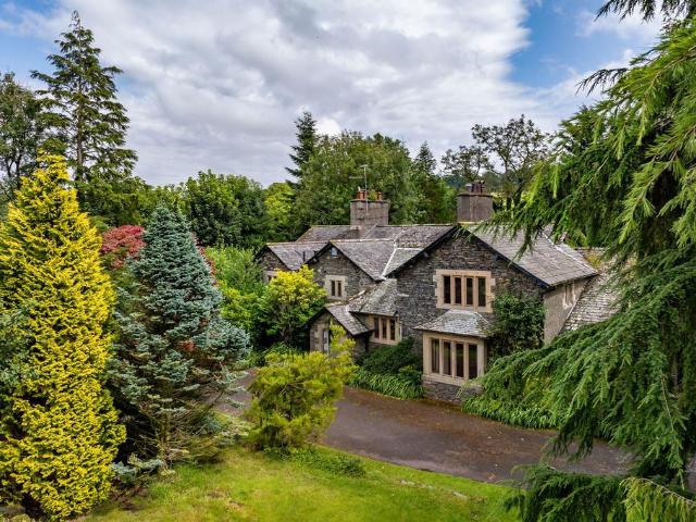 6 bedroom detached house for sale