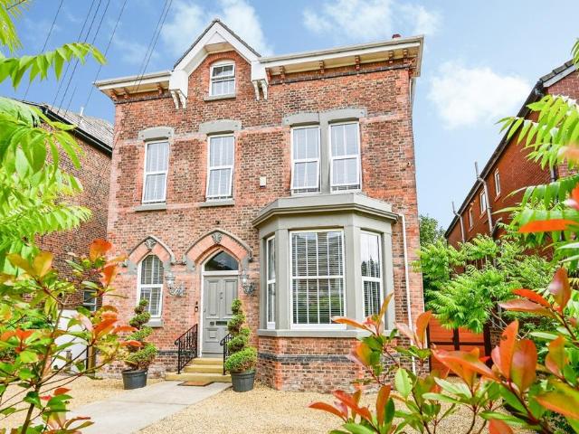 6 bedroom detached house for sale