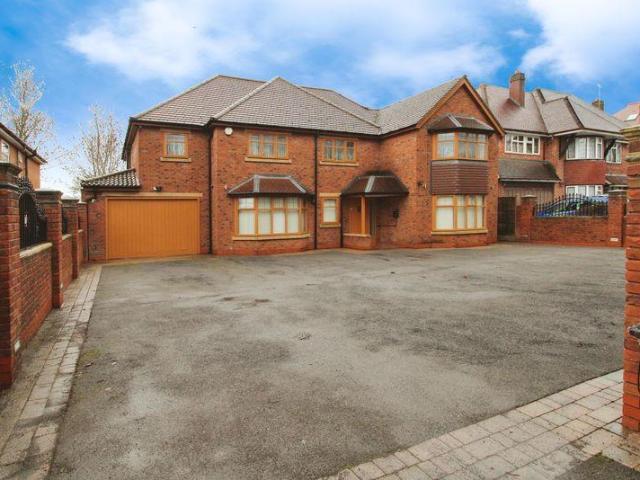 6 bedroom detached house for sale