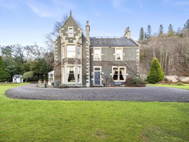 6 bedroom detached house for sale