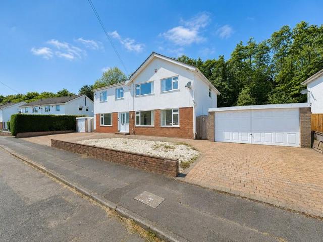 6 bedroom detached house for sale