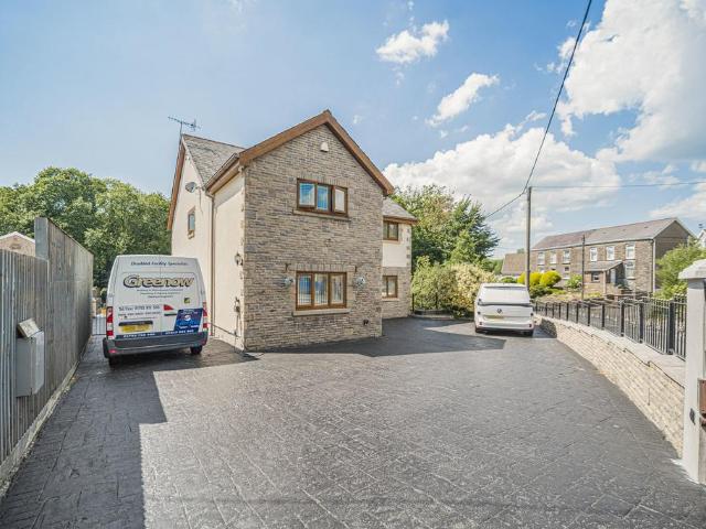 6 bedroom detached house for sale