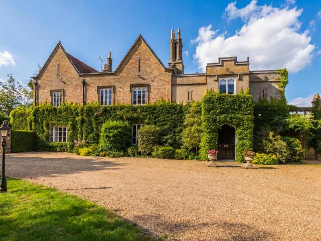 6 bedroom detached house for sale