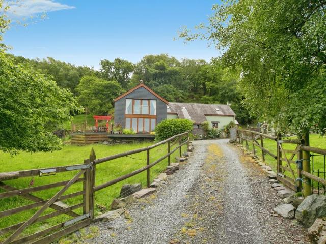 6 bedroom detached house for sale