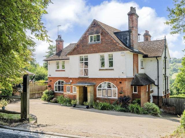 6 bedroom detached house for sale