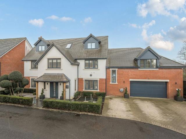 6 bedroom detached house for sale