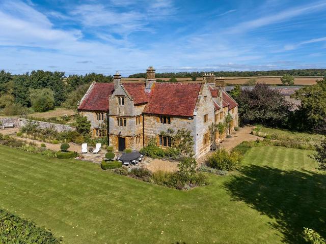 6 bedroom detached house for sale