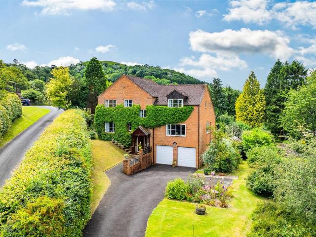 6 bedroom detached house for sale