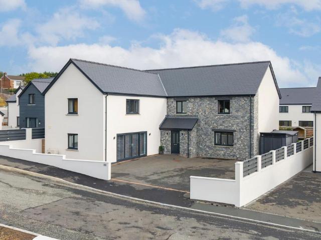 6 bedroom detached house for sale