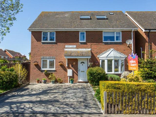 6 bedroom detached house for sale