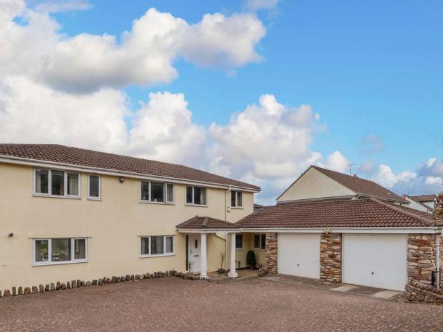 6 bedroom detached house for sale