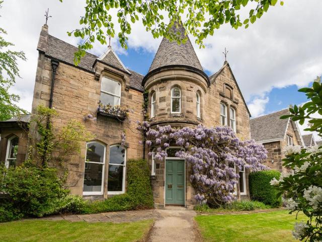 6 bedroom detached house for sale