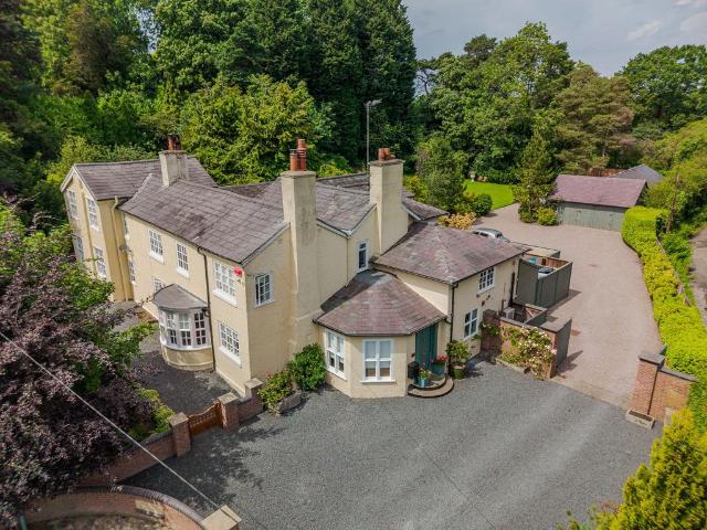 6 bedroom detached house for sale